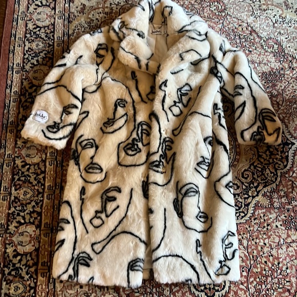 Jakke Katie Printed Faux Fur Coat in Abstract Face Print - Picture 3 of 10